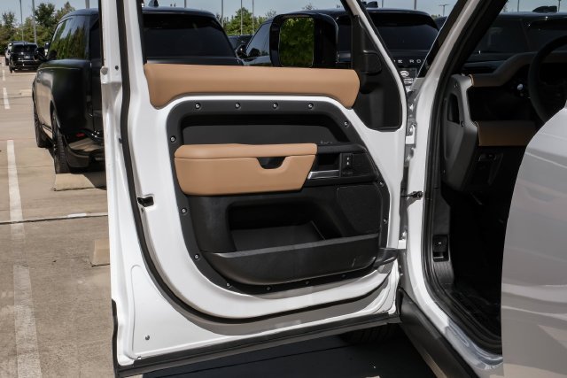 New 2026 Fuji White Land Rover X-Dynamic SE image 45