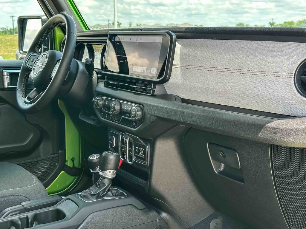 Used 2025 Green Jeep Sport S image 21