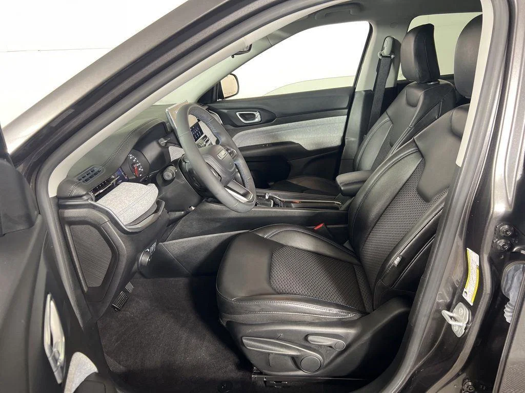 Used 2022 Granite Crystal Metallic Clear Jeep Latitude image 14