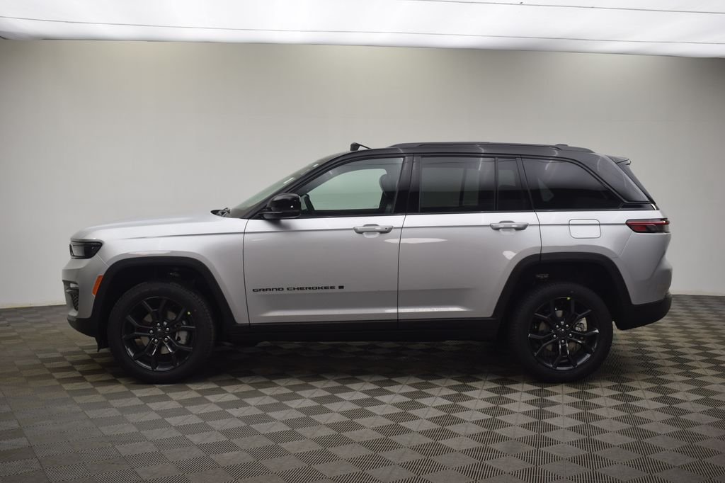 New 2025 Silver Zynith Exterior Paint Jeep Limited image 14