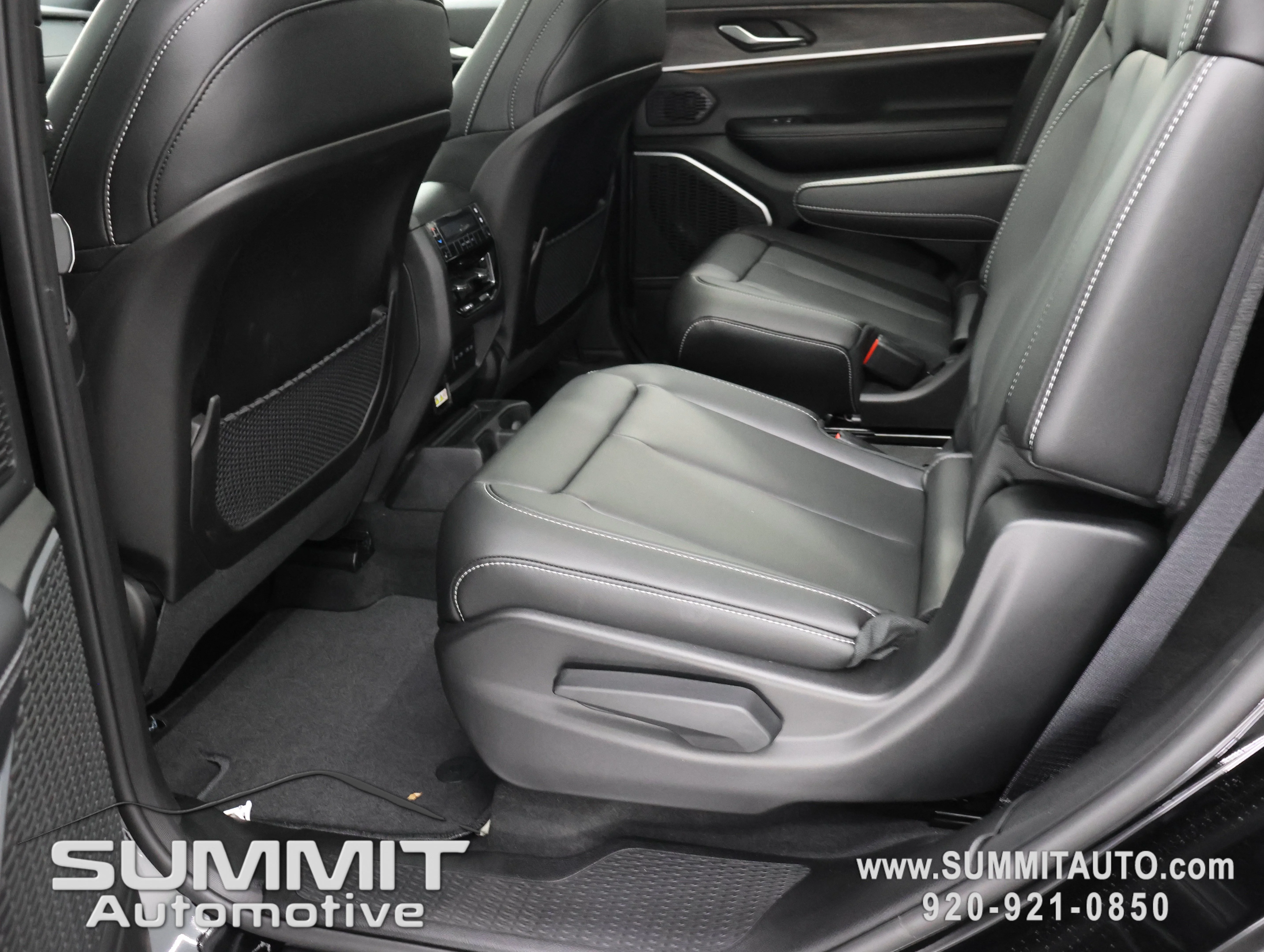 New 2026 Diamond Black Crystal Pearl-Coat Exterior Paint Jeep Limited image 36