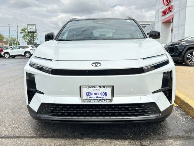 New 2026 Wind Chill Pearl with Midnight Black Metallic roof <sup>1</sup> Toyota  XSE image 2