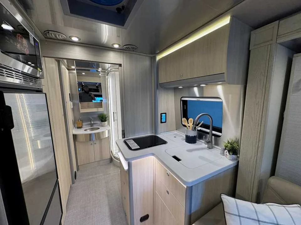 New 2025 Hightech Silver Premium Metallic AIRSTREAM  image 8