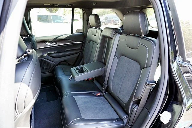 New 2026 Diamond Black Crystal Pearl-Coat Exterior Paint Jeep Altitude image 20