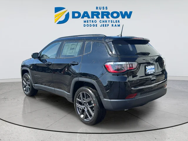 New 2026 Diamond Black Crystal Pearl-Coat Exterior Paint Jeep Limited image 3