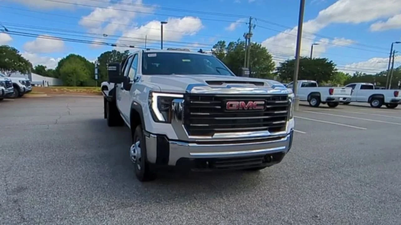 New 2025 Summit White GMC Pro image 3
