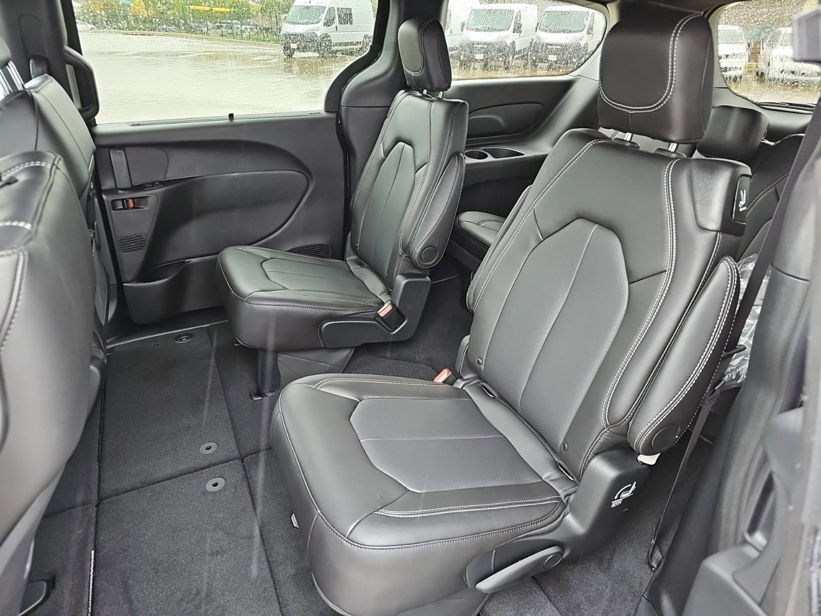 New 2027 Diamond Black Crystal Pearlcoat Chrysler Select image 15