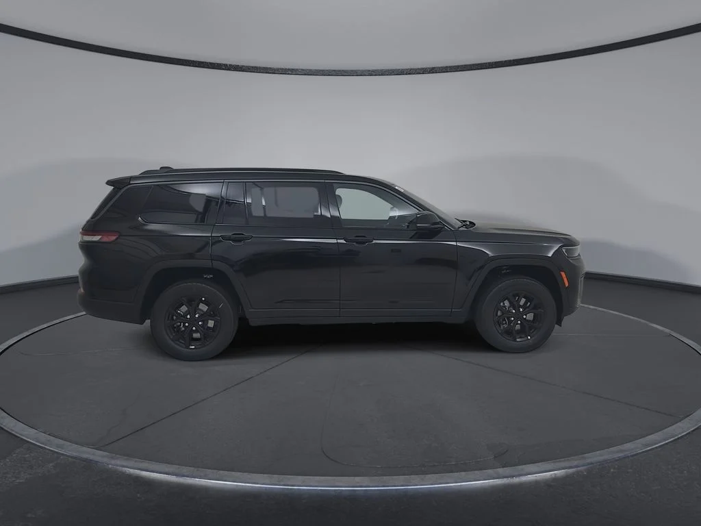 New 2026 Diamond Black Crystal Pearlcoat Jeep Altitude image 17