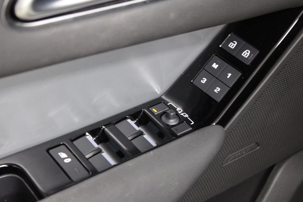 Used 2025 White Land Rover S image 19