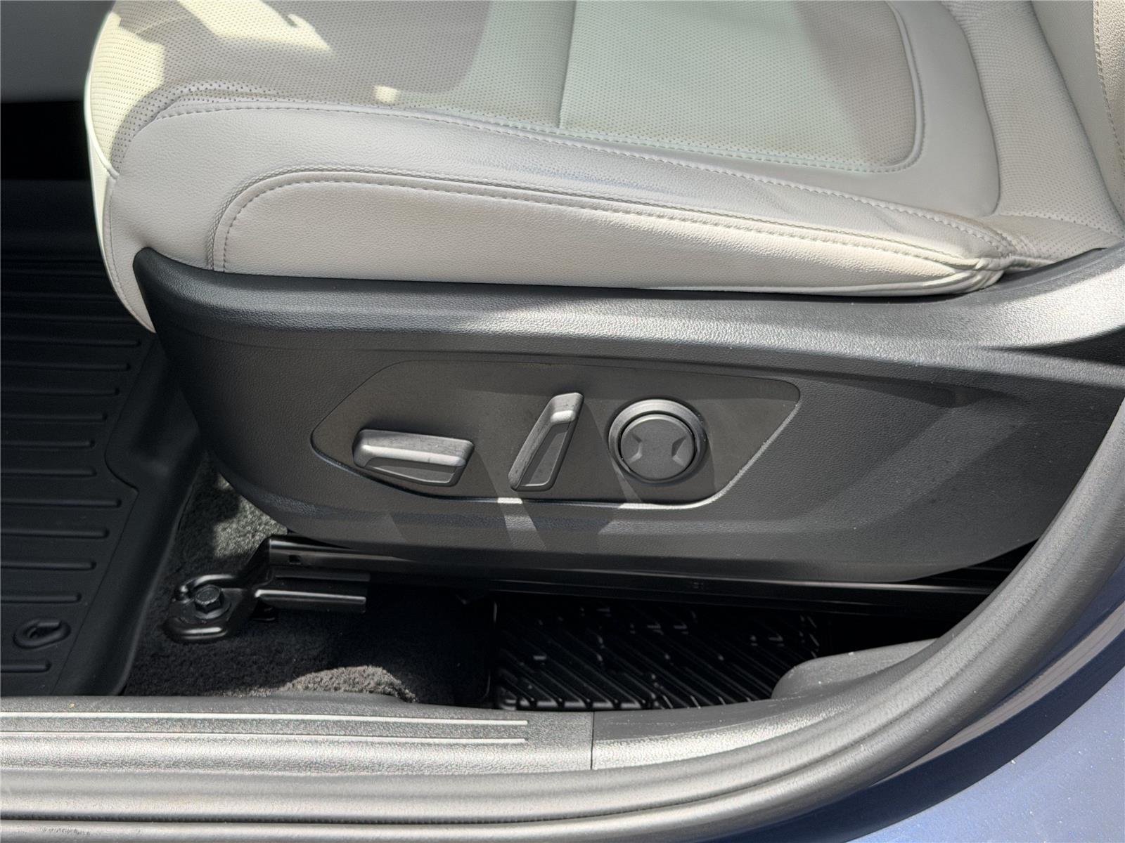 Used 2025 Atlantis Blue Hyundai Limited image 13