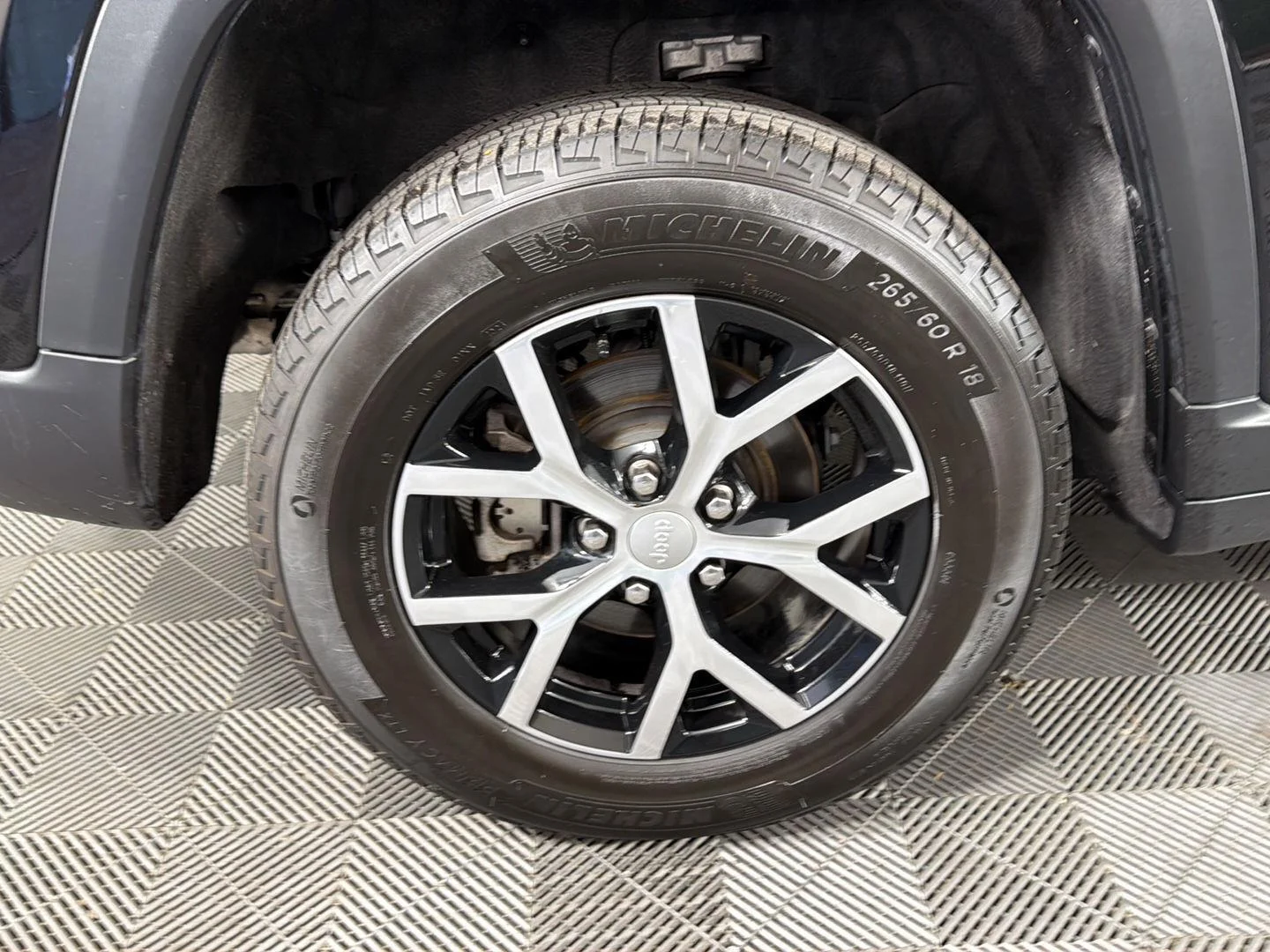 Used 2024 Diamond Black Crystal Pearlcoat Jeep Limited image 14