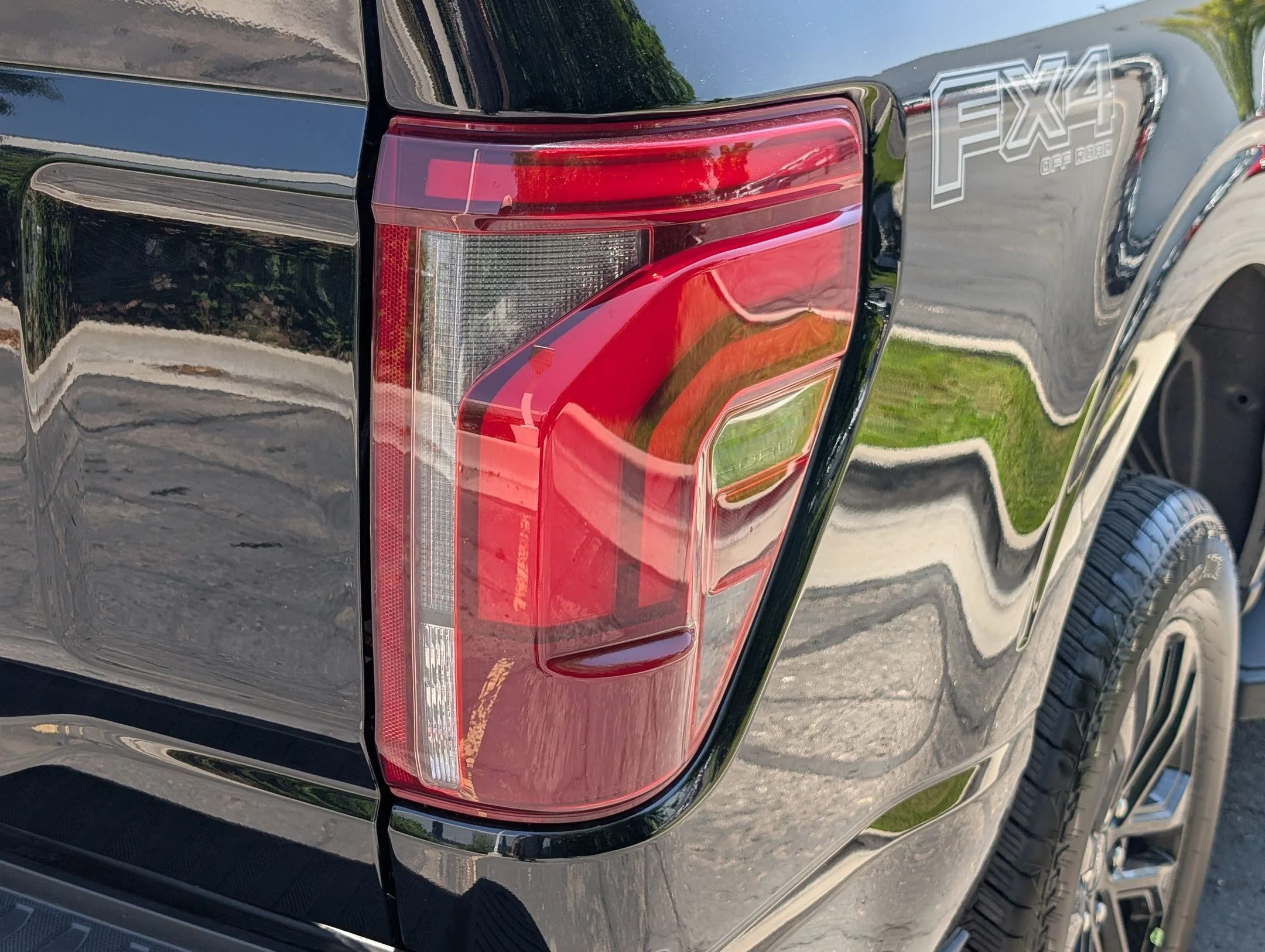 Used 2025 Black Metallic Ford LARIAT image 10