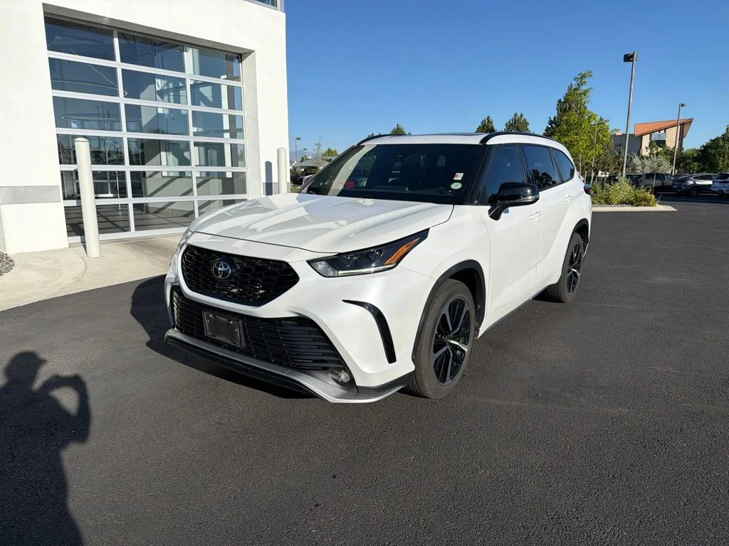 Used 2022  Toyota XSE image 1