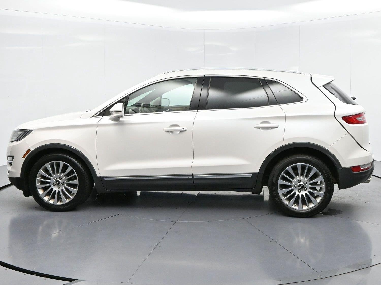 Used 2015 White Platinum Metallic Tri-Coat Lincoln FWD 4dr image 5