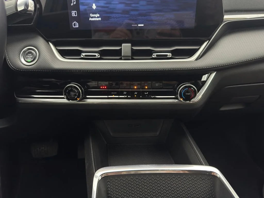 Used 2025 Summit White Chevrolet LT image 16