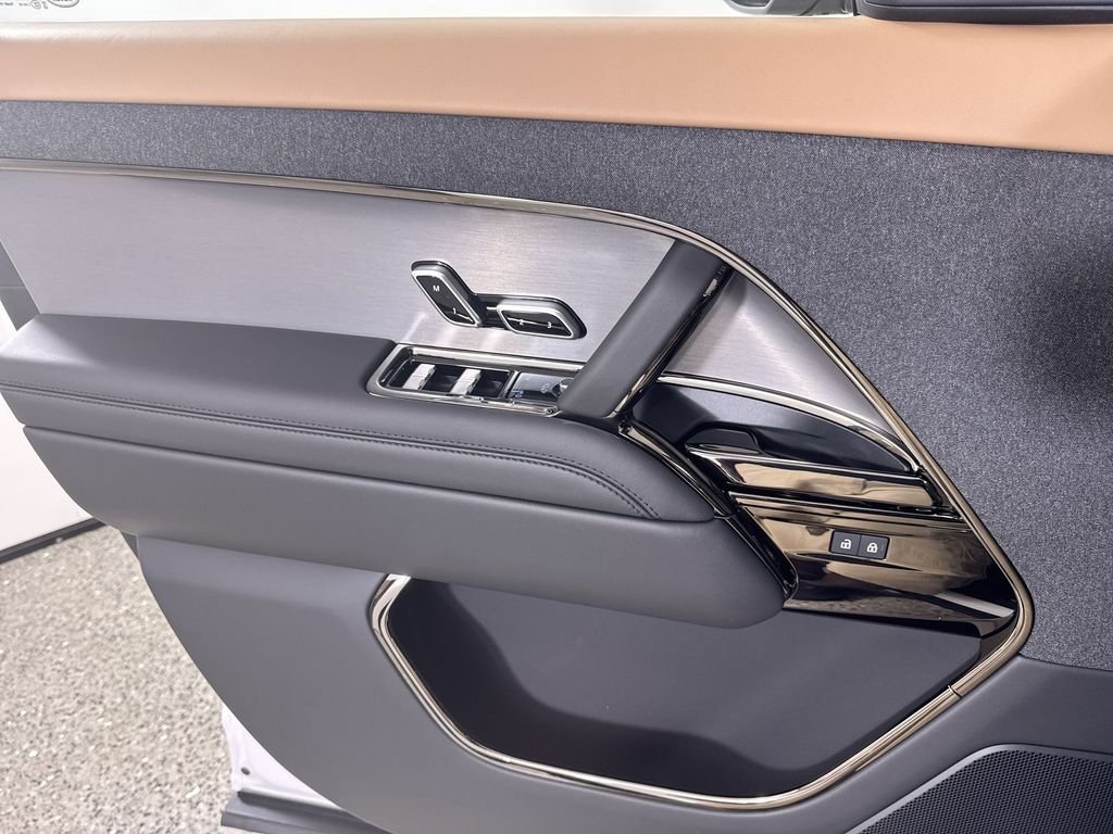 New 2026 OSTUNI PRL WHT Land Rover Dynamic SE image 13