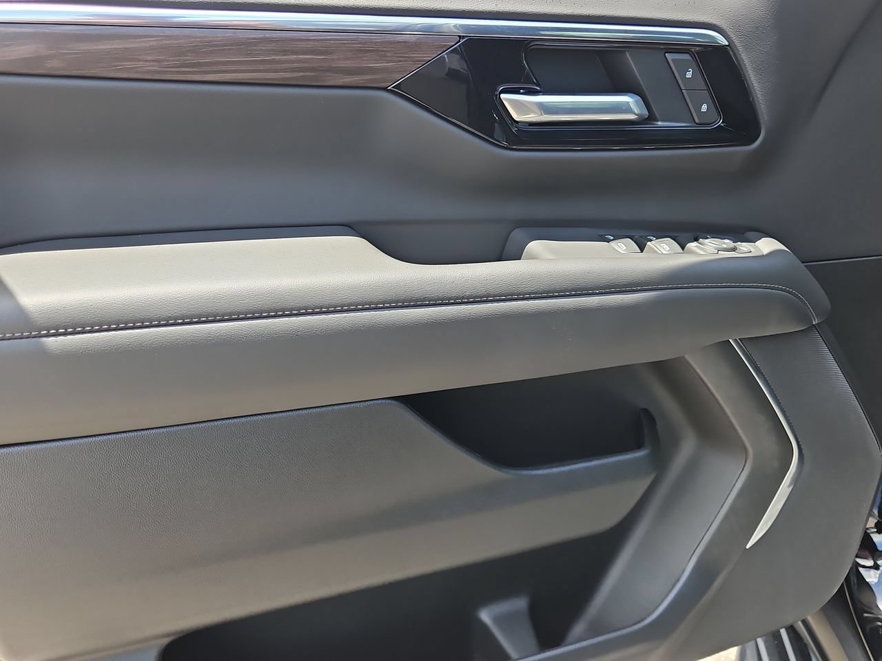 2026 Chevrolet Suburban LS - Photo 22