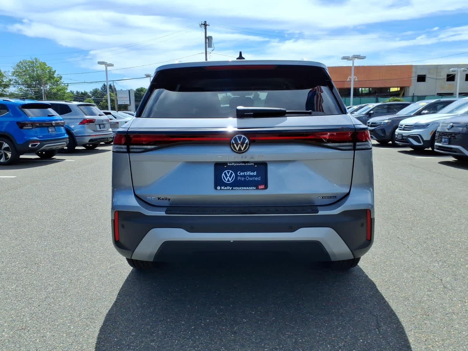 Certified Used 2025 Pyrite Silver Metallic Volkswagen SE image 6