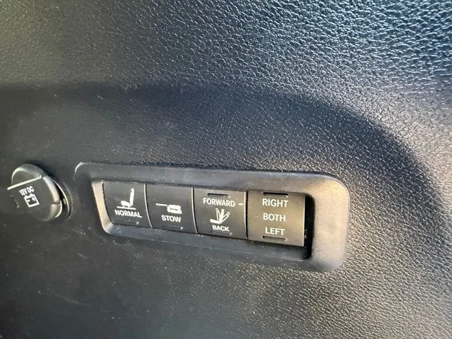 Used 2022 Silver Chrysler Pinnacle image 6