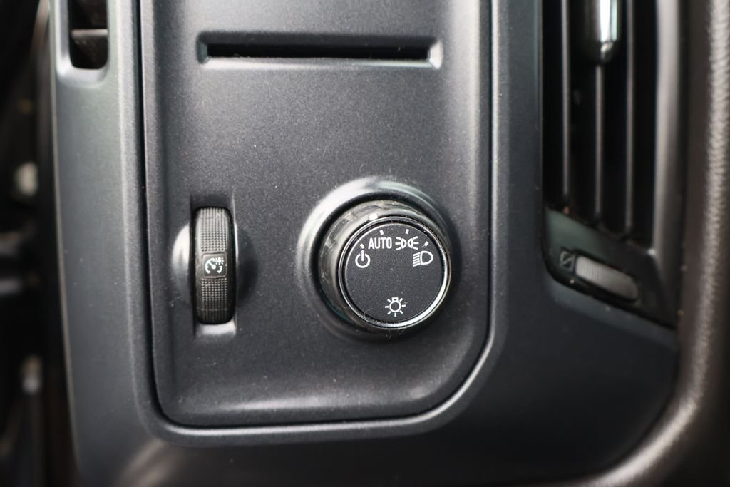 Used 2018 BLACK Chevrolet Custom image 17