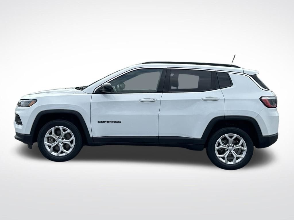 Used 2024 White Jeep Latitude image 3