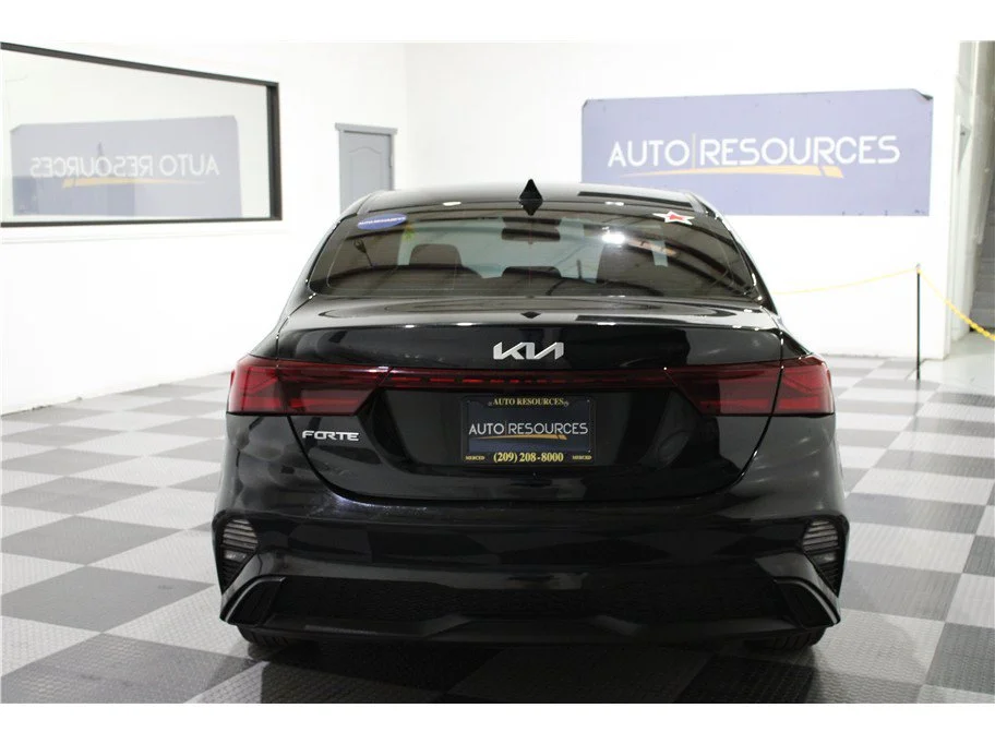 2023 Kia Forte LXS - Photo 5