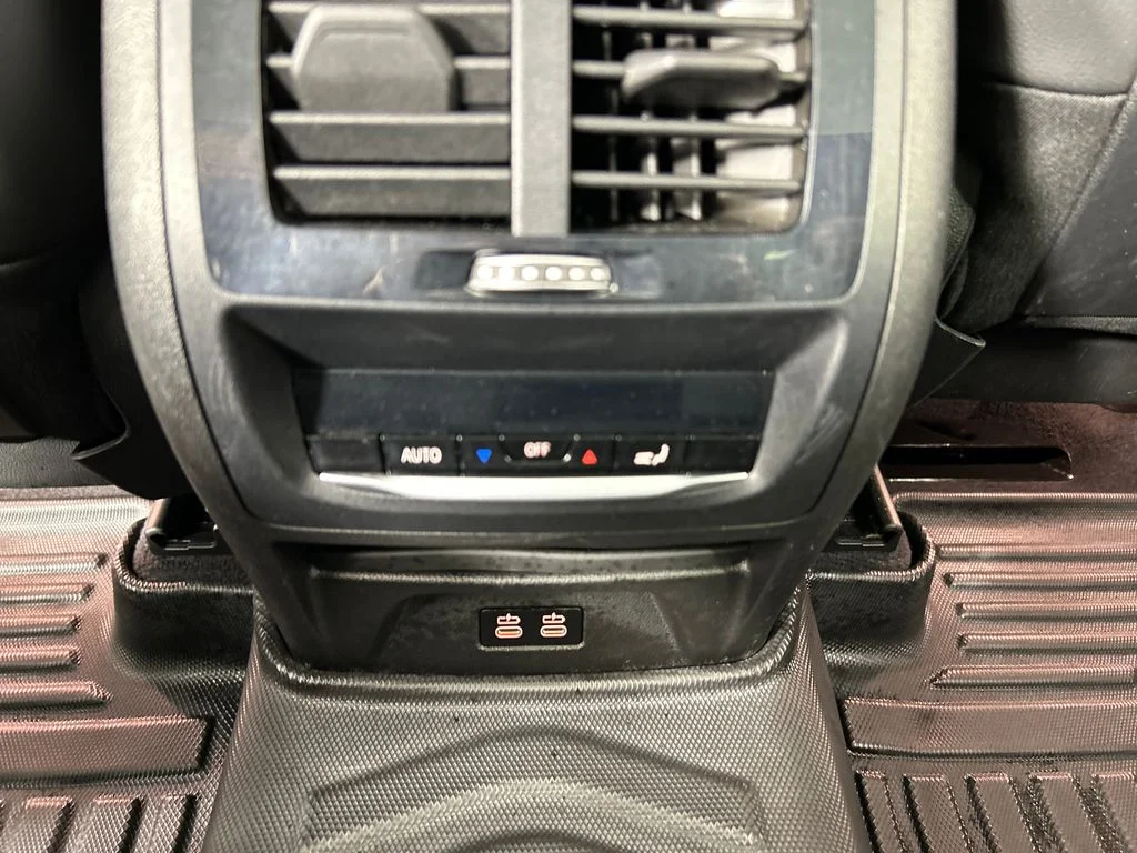Used 2022 White BMW sDrive30i image 18