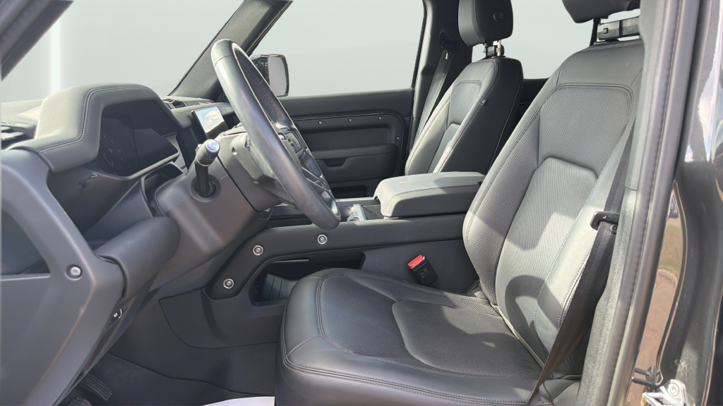 Used 2025 Gray Land Rover S image 17