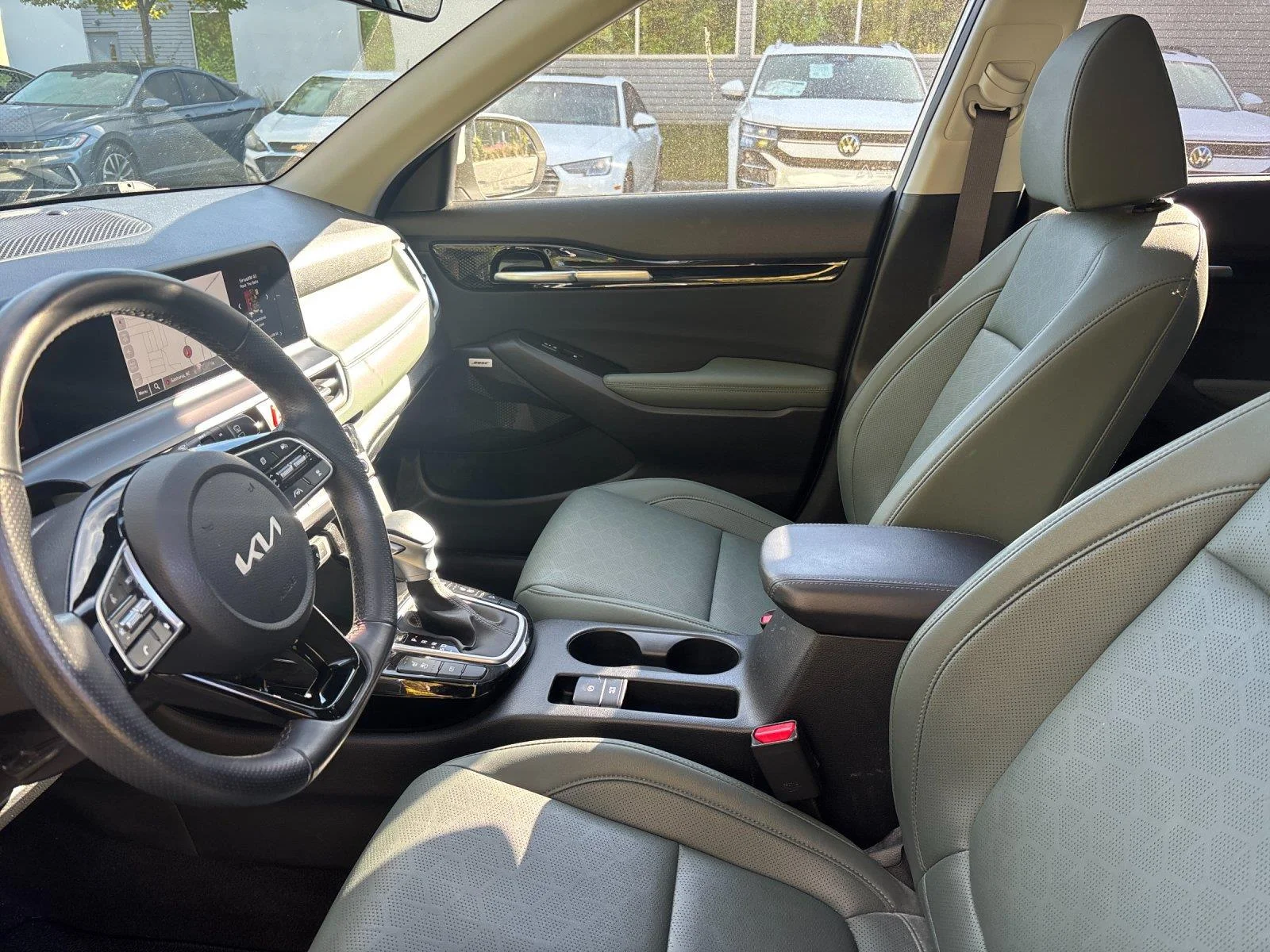 Used 2024 Snow White Pearl Kia SX image 14