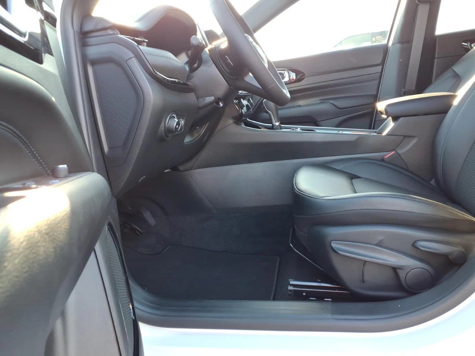 New 2026 Bright White Clear Coat Jeep Latitude Altitude image 15