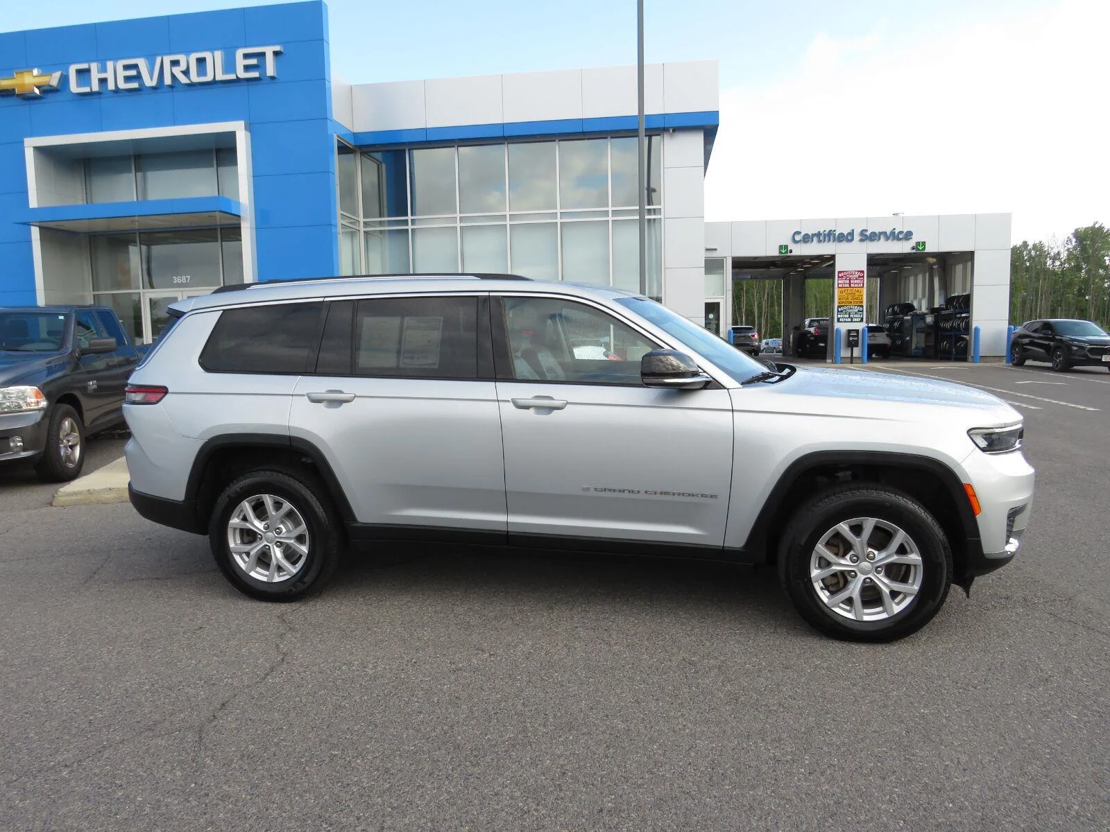 Used 2023 Silver Zynith Jeep Limited image 6
