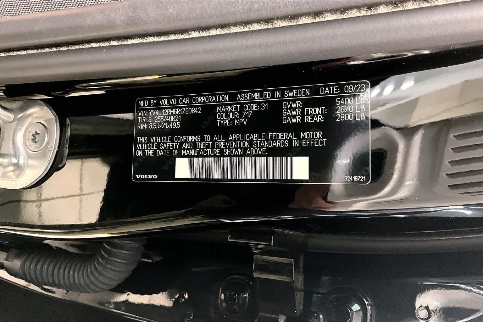 Used 2024 Onyx Black Metallic Volvo Ultimate Dark Theme image 32