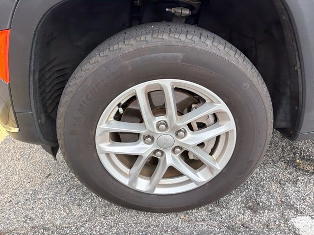Used 2024 Gray Jeep Laredo image 4