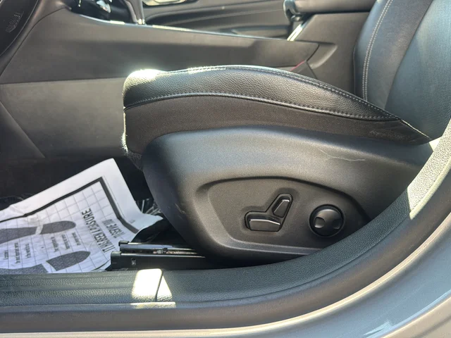Used 2024 Silver Jeep Limited image 18