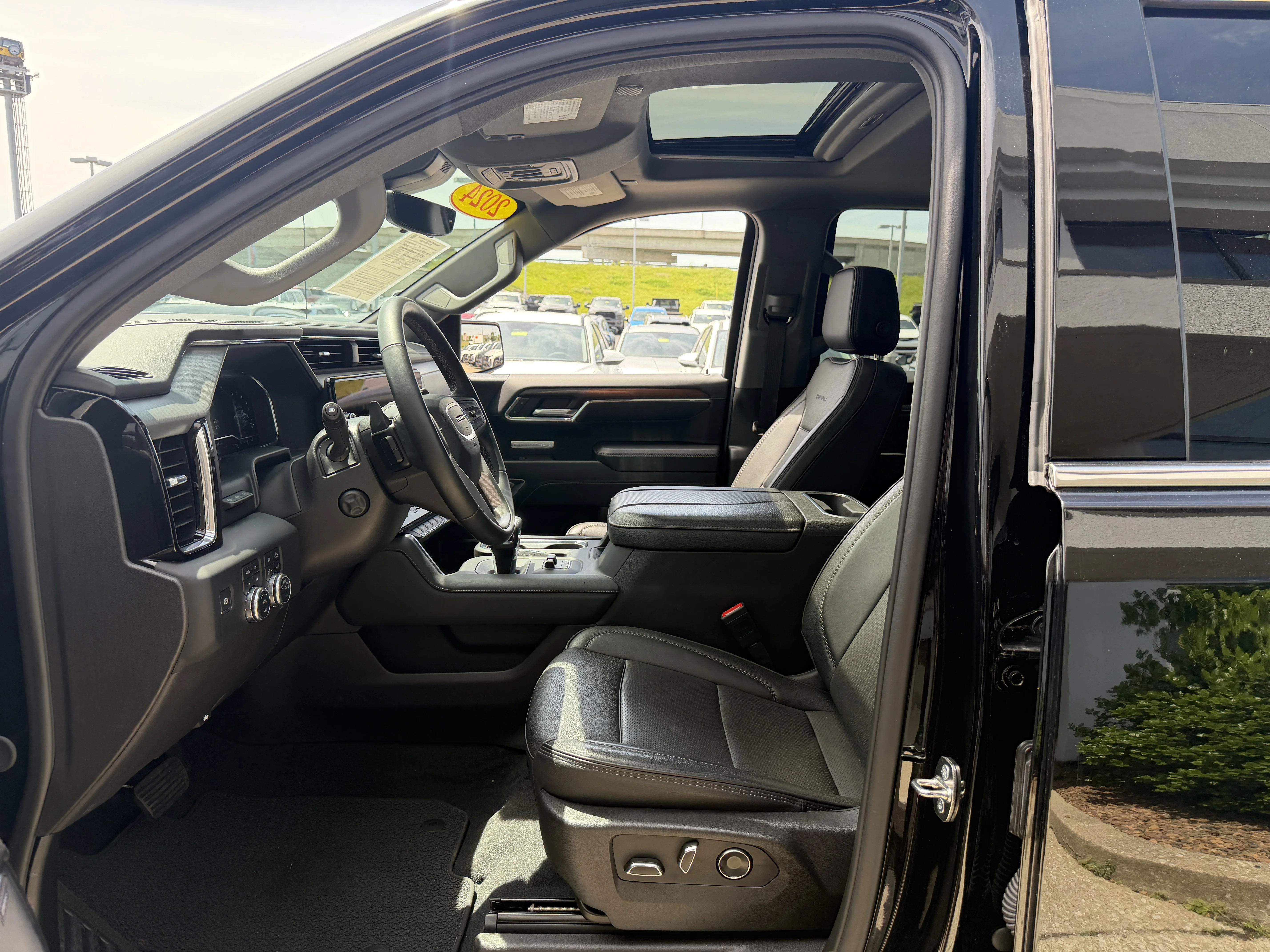 Used 2024 Onyx Black GMC Denali image 32