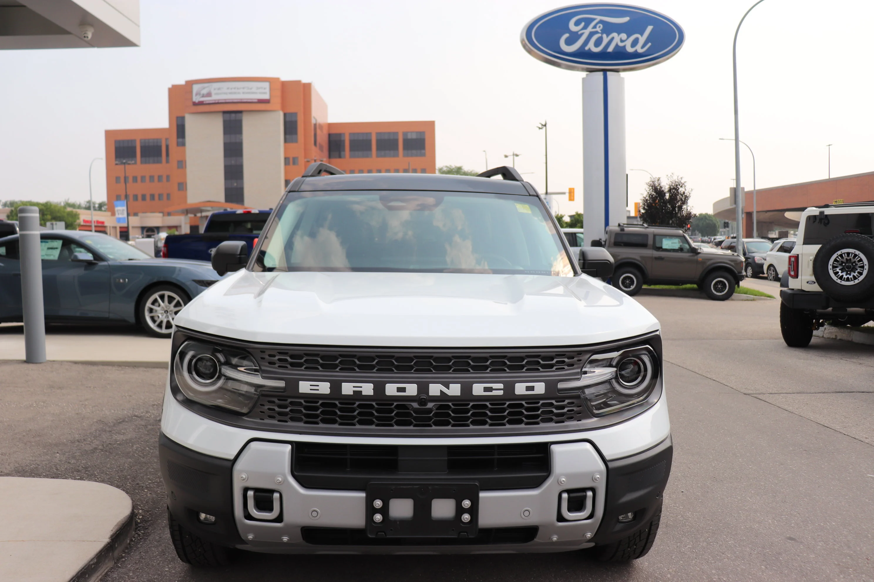 Certified Used 2025 White Ford Badlands 4x4 image 2