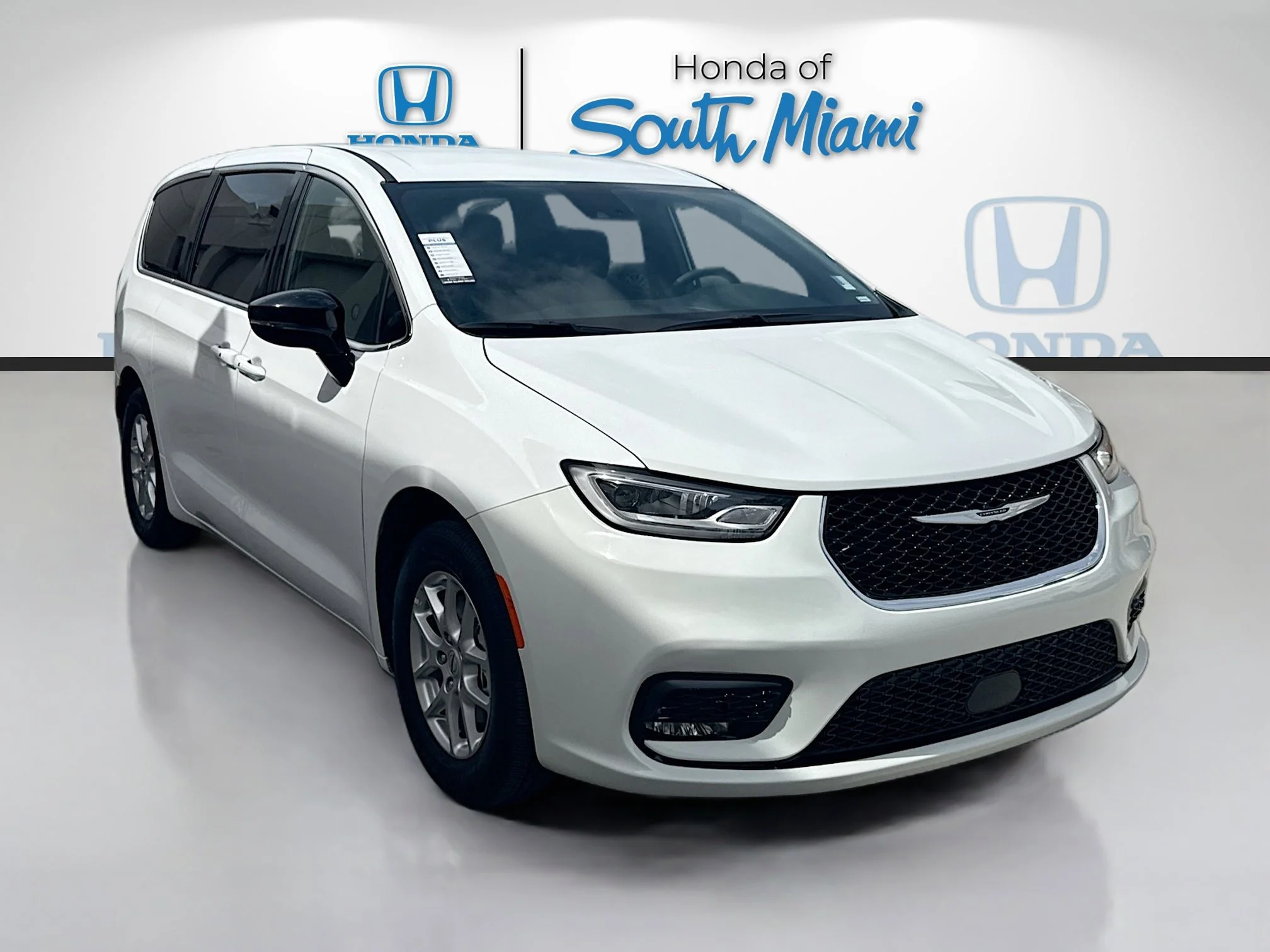 2025 Chrysler Pacifica Select's photo