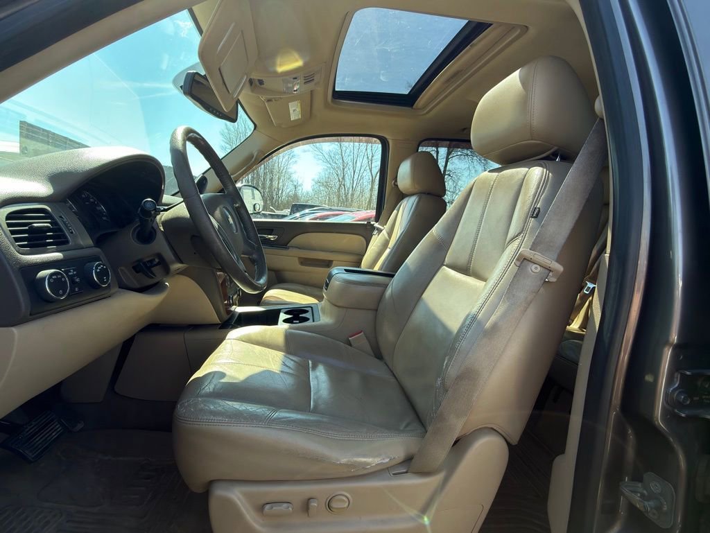 Used 2011 Chevrolet Suburban LT with VIN 1GNSKJE3XBR400472 for sale in Wellington, OH