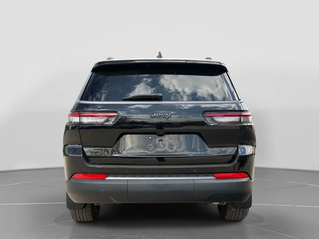 New 2026 Diamond Black Crystal Pearl-Coat Exterior Paint Jeep Altitude image 6