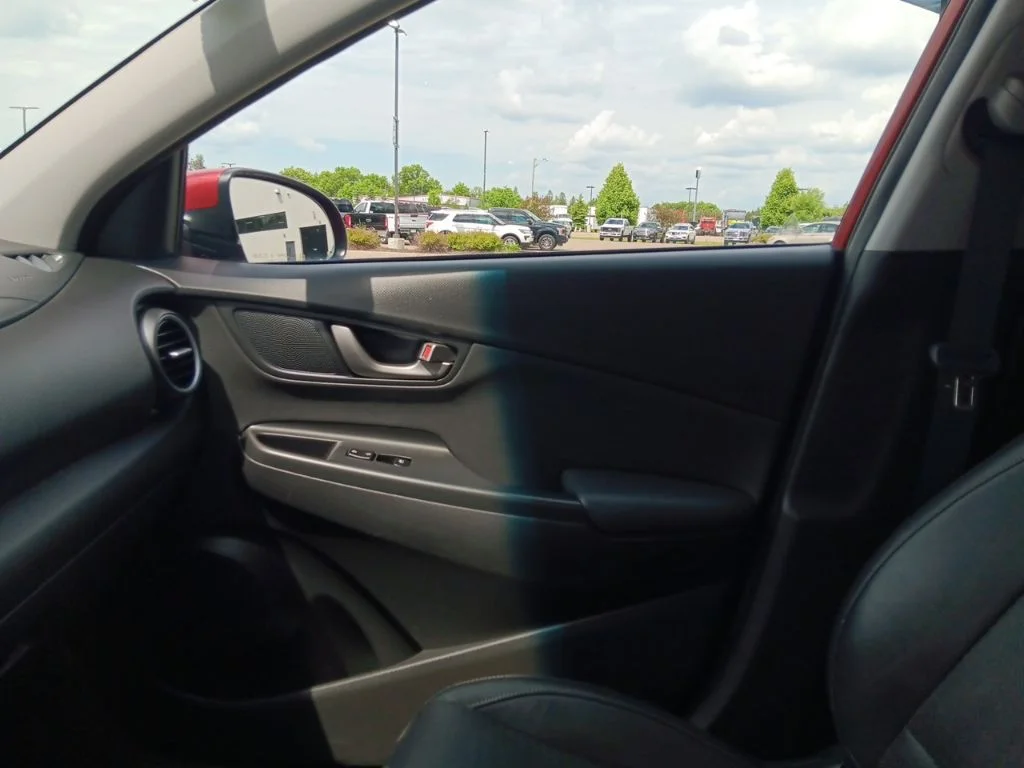 Used 2018 Pulse Red Hyundai Limited image 32