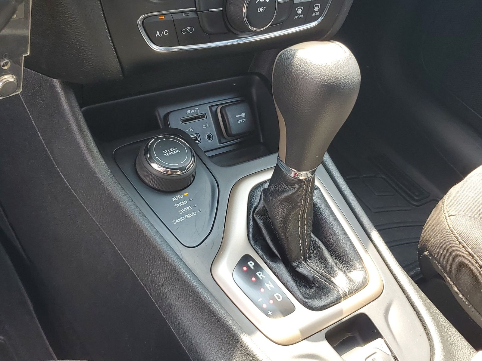 Used 2015 Silver Jeep Latitude image 13