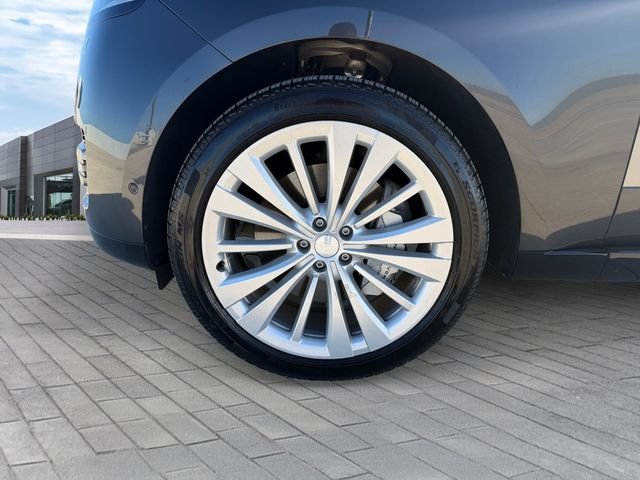 Used 2025  Land Rover SE image 9