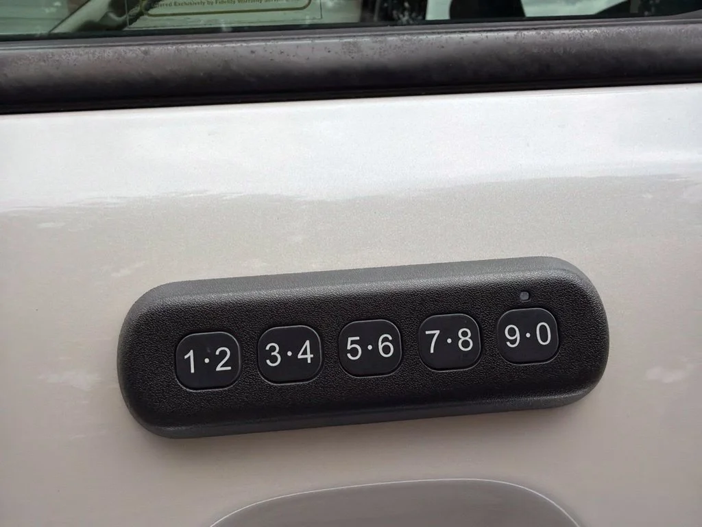 Used 2019 White Ford Lariat image 9