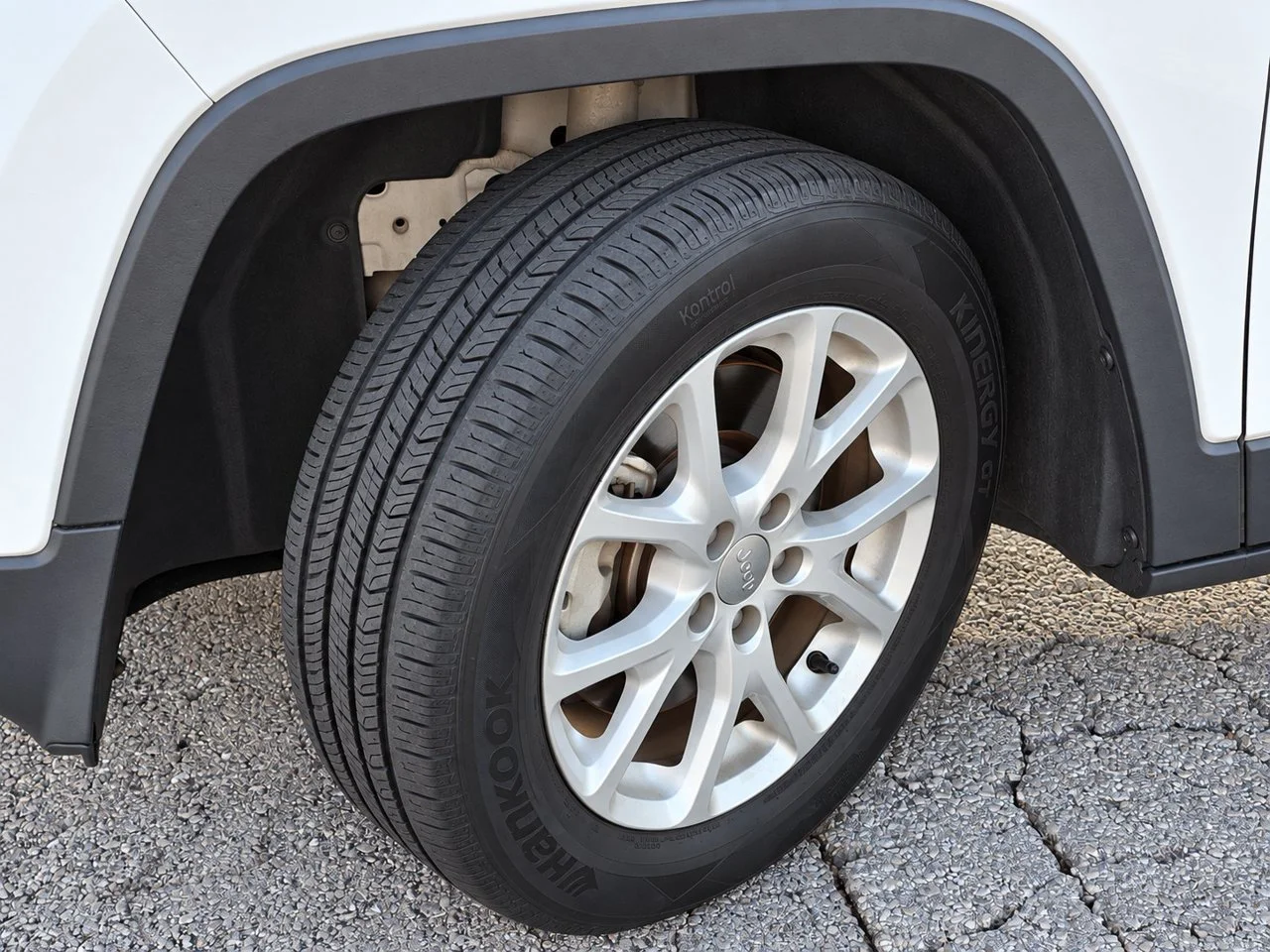 Used 2016 Bright White Jeep Latitude FWD image 12