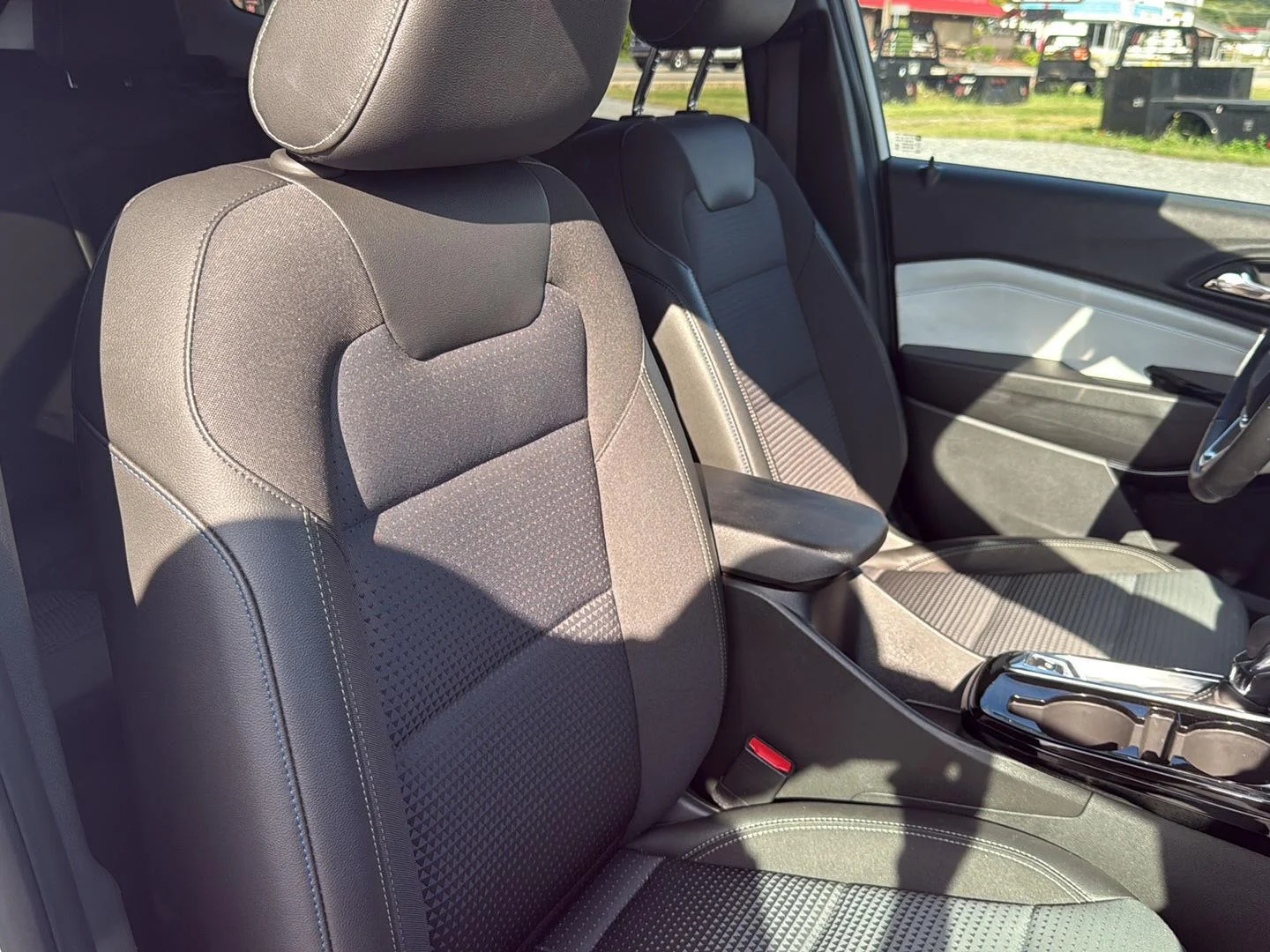 Used 2025 Summit White Chevrolet LT image 31
