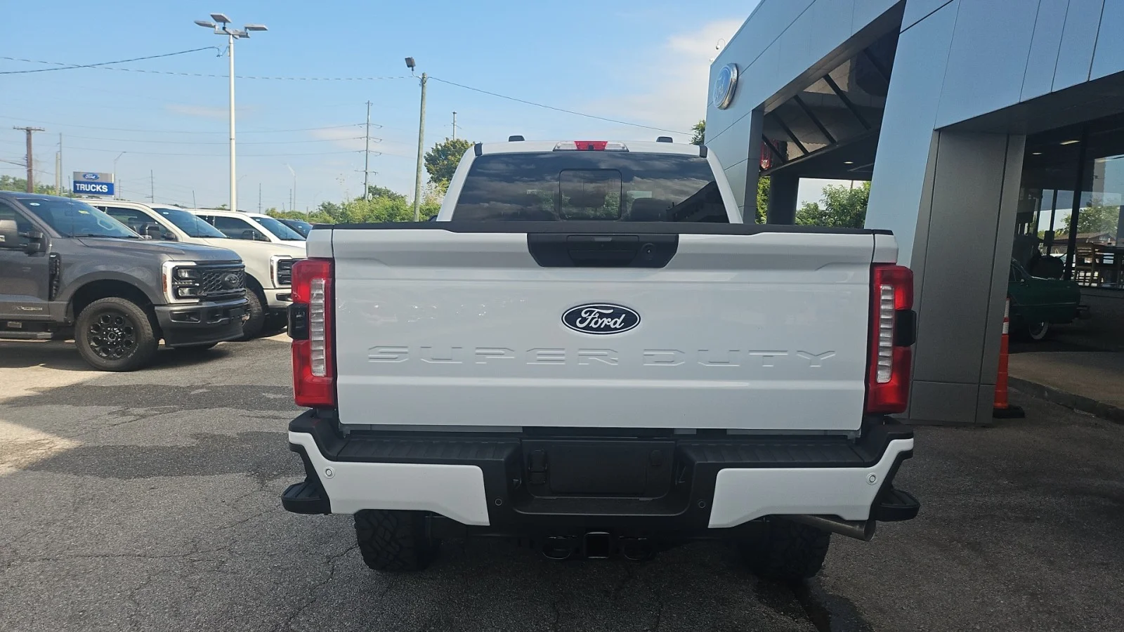 New 2027 Oxford White Ford XL 4WD image 4