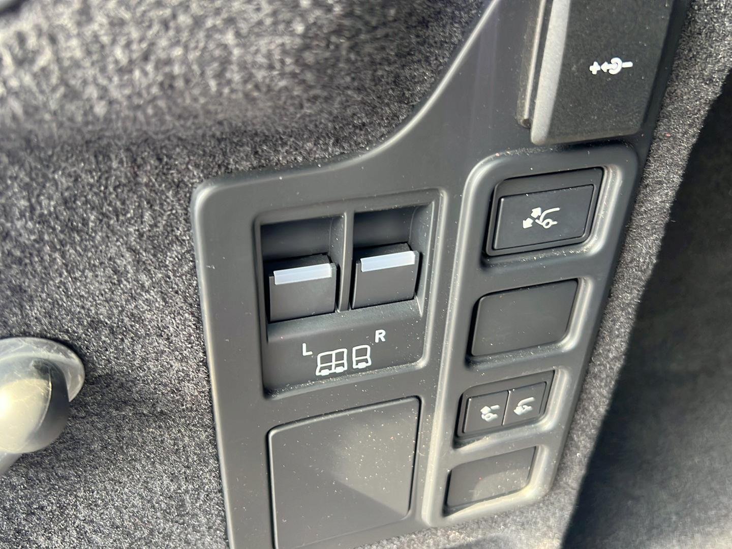 Used 2022 Fuji White Land Rover S R-Dynamic image 34
