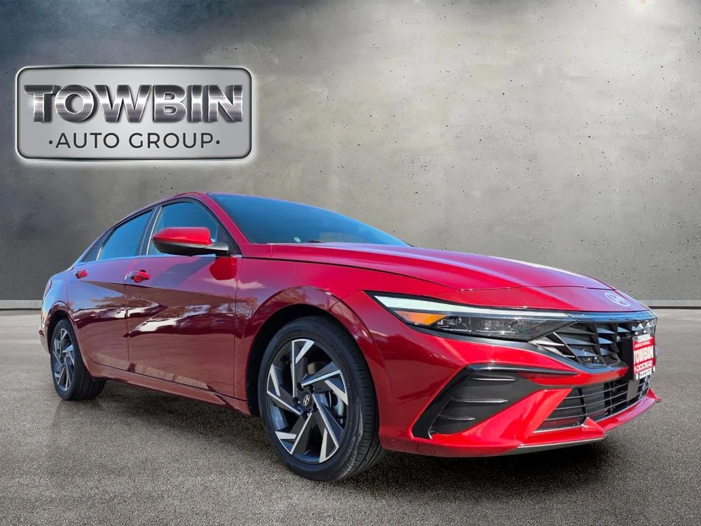 Used 2025 Red Hyundai SEL Convenience image 2