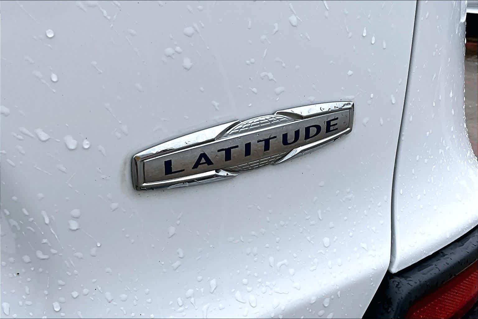 Used 2019 Bright White Clearcoat Jeep Latitude Plus image 10