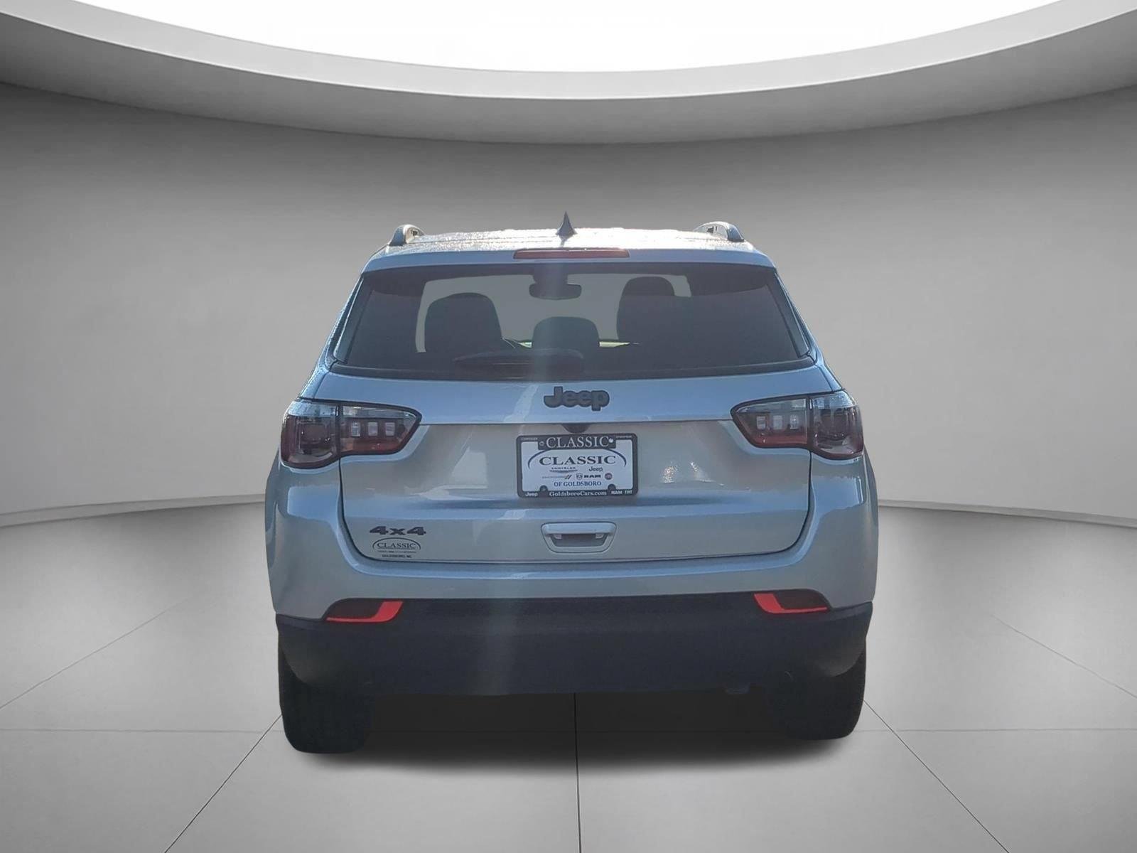 New 2026 Silver Zynith Metallic Clear-Coat Exterior Paint Jeep Latitude Altitude image 4